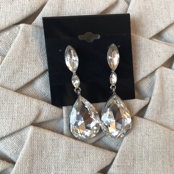 Jewelry - NWT Jewel Earrings